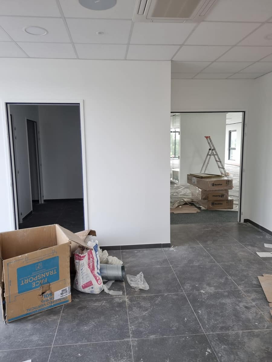 Bureaux encombrés de résidus après travaux