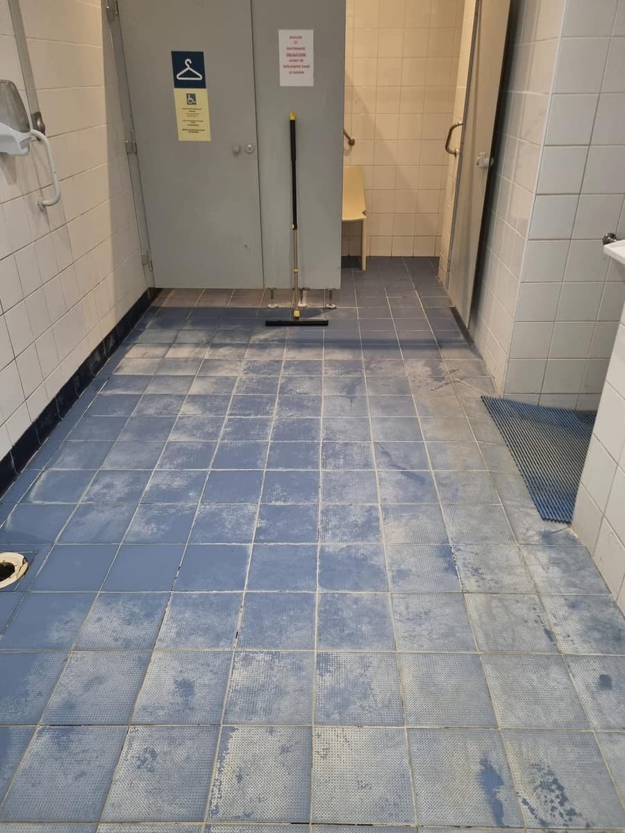 Sol de sanitaires entartré avant nettoyage