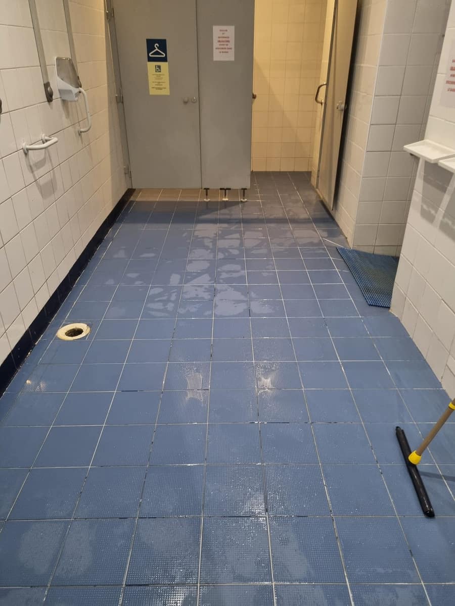 Sol de sanitaires nettoyé en profondeur